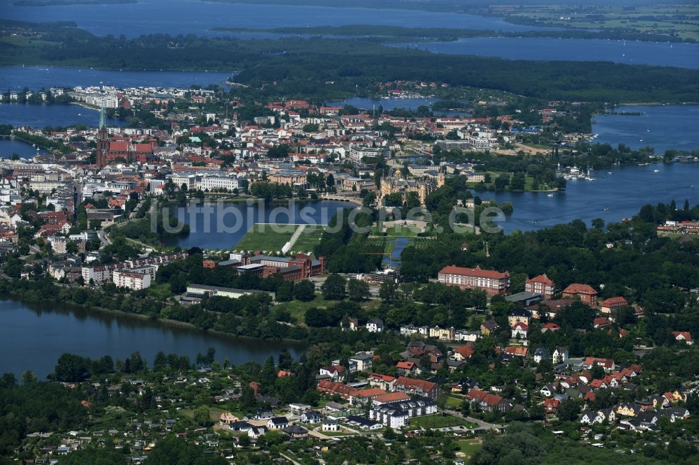 Luftbild Schwerin - Stadtzentrum im Innenstadtbereich in Schwerin im Bundesland Mecklenburg-Vorpommern