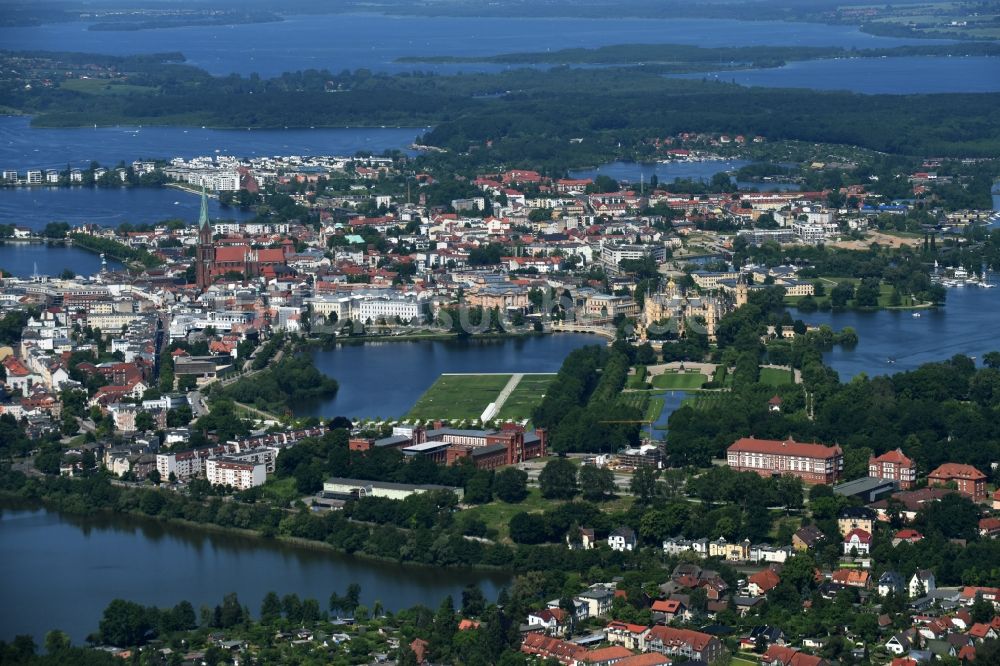 Luftaufnahme Schwerin - Stadtzentrum im Innenstadtbereich in Schwerin im Bundesland Mecklenburg-Vorpommern