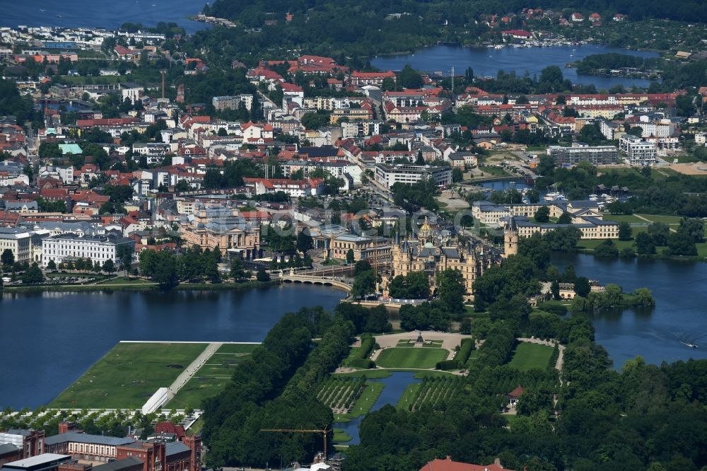 Schwerin von oben - Stadtzentrum im Innenstadtbereich in Schwerin im Bundesland Mecklenburg-Vorpommern