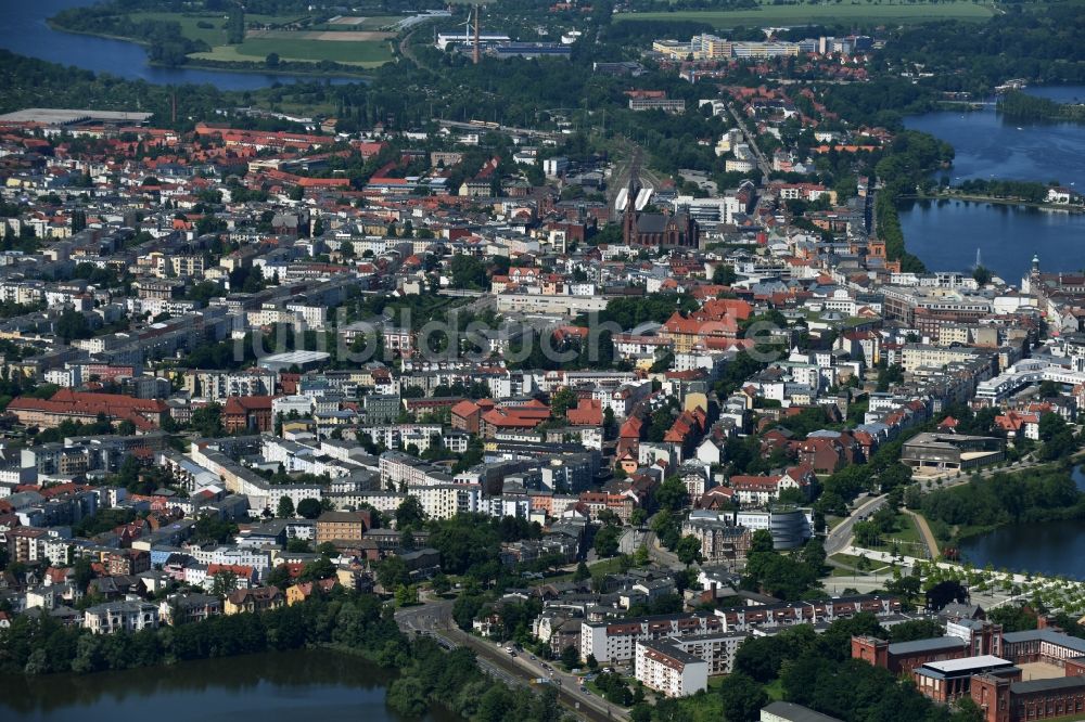 Luftaufnahme Schwerin - Stadtzentrum im Innenstadtbereich in Schwerin im Bundesland Mecklenburg-Vorpommern