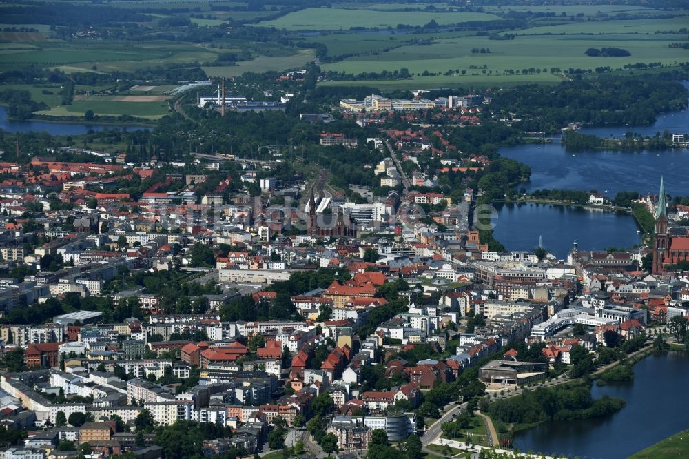 Schwerin von oben - Stadtzentrum im Innenstadtbereich in Schwerin im Bundesland Mecklenburg-Vorpommern