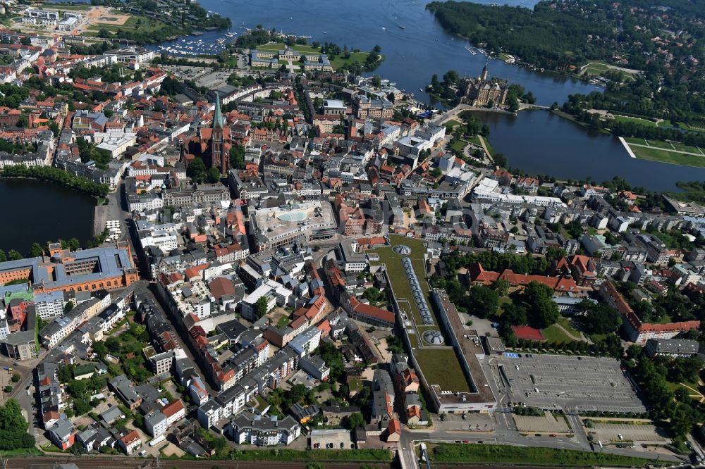 Schwerin von oben - Stadtzentrum im Innenstadtbereich in Schwerin im Bundesland Mecklenburg-Vorpommern