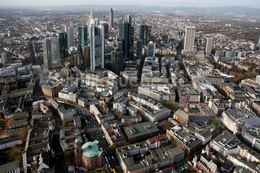 Luftaufnahme Frankfurt am Main - Stadtzentrum im Innenstadtbereich Skyline - Roßmarkt - St. Katharinenkirche - Paulskirche in Frankfurt am Main im Bundesland Hessen, Deutschland