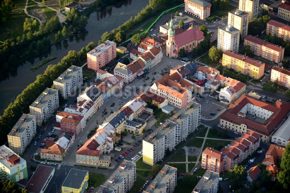 Sokolov aus der Vogelperspektive: Stadtzentrum im Innenstadtbereich in Sokolov in Tschechische Republik