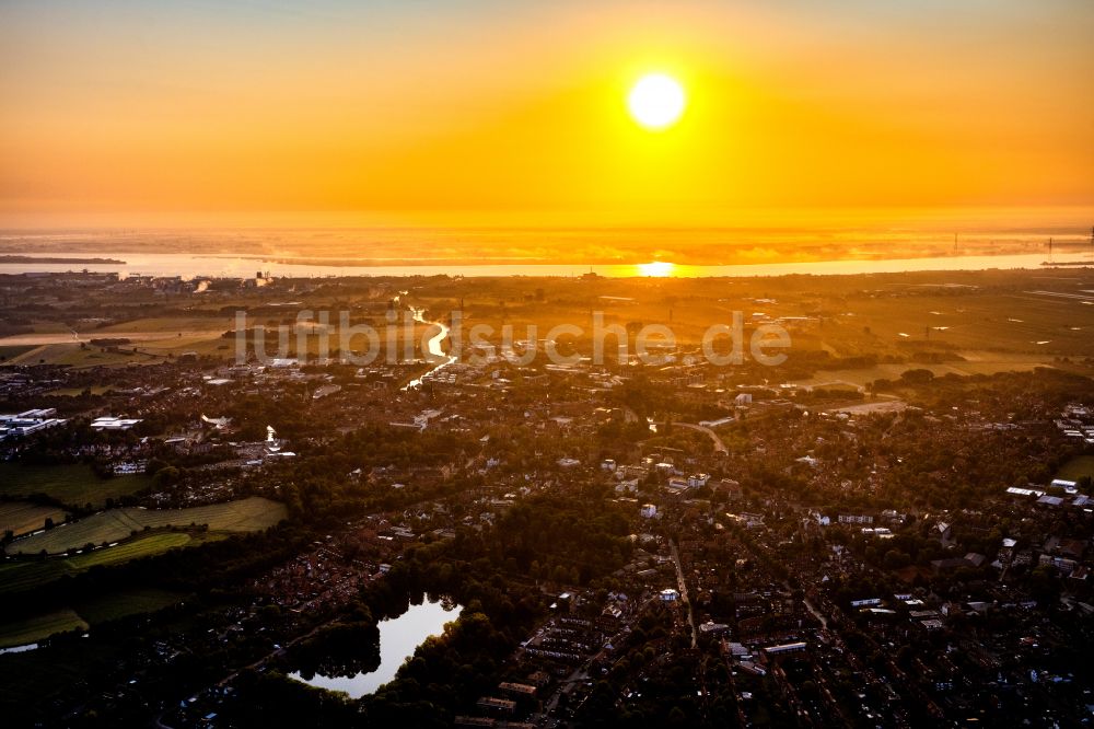 Luftbild Stade - Stadtzentrum im Innenstadtbereich im Sonnenaufgang in Stade im Bundesland Niedersachsen