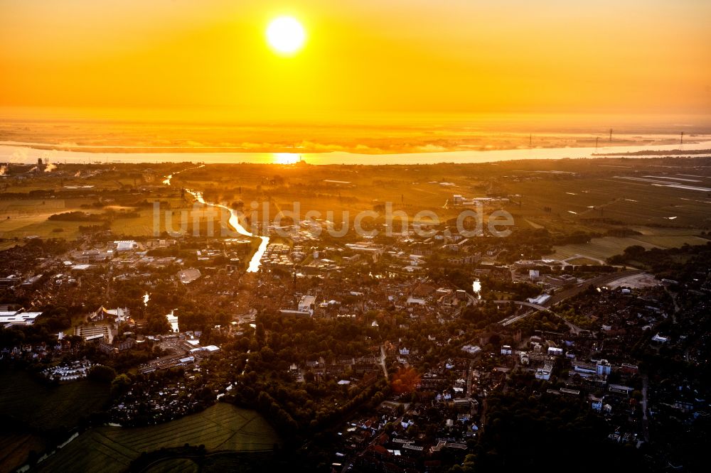 Luftaufnahme Stade - Stadtzentrum im Innenstadtbereich im Sonnenaufgang in Stade im Bundesland Niedersachsen