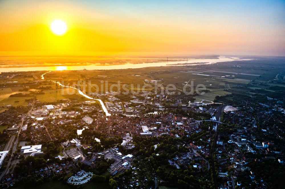 Stade von oben - Stadtzentrum im Innenstadtbereich im Sonnenaufgang in Stade im Bundesland Niedersachsen