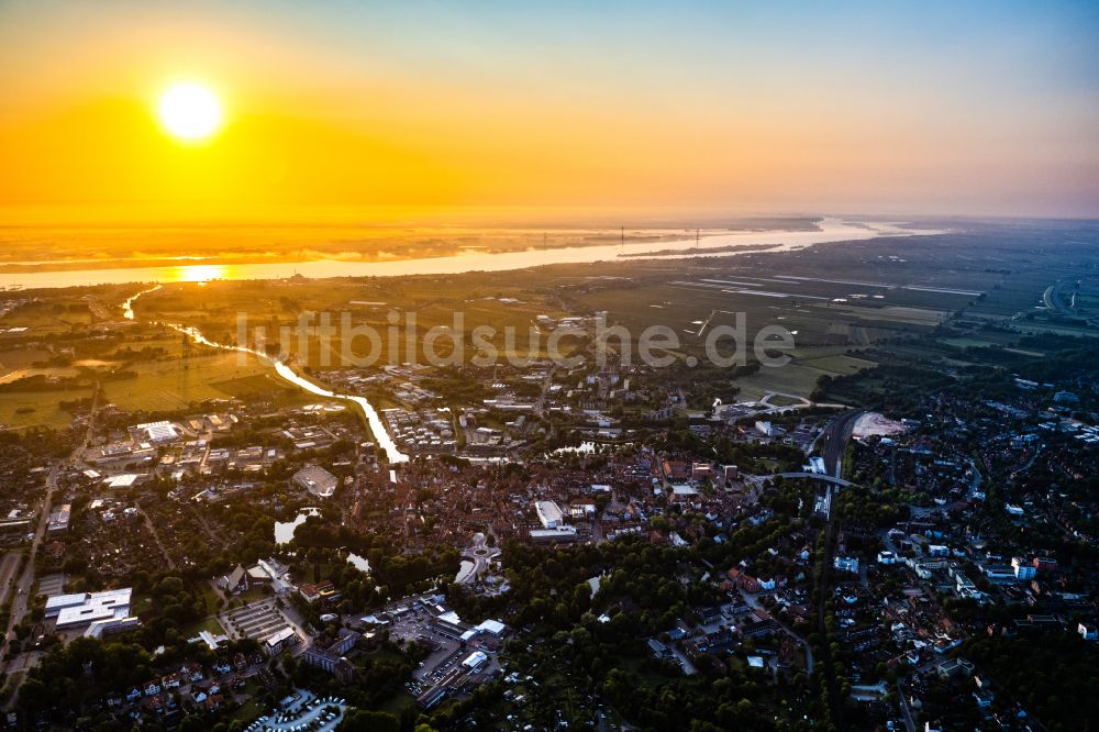 Stade aus der Vogelperspektive: Stadtzentrum im Innenstadtbereich im Sonnenaufgang in Stade im Bundesland Niedersachsen