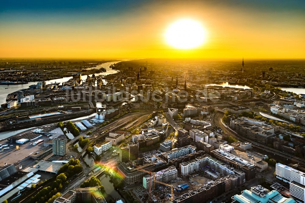 Hamburg von oben - Stadtzentrum im Innenstadtbereich im Sonnenuntergang mit Innen und Außenalster in Hamburg