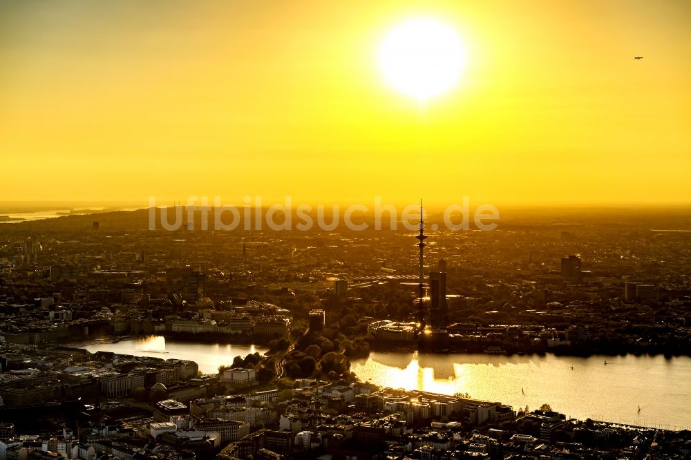 Hamburg aus der Vogelperspektive: Stadtzentrum im Innenstadtbereich im Sonnenuntergang mit Innen und Außenalster in Hamburg