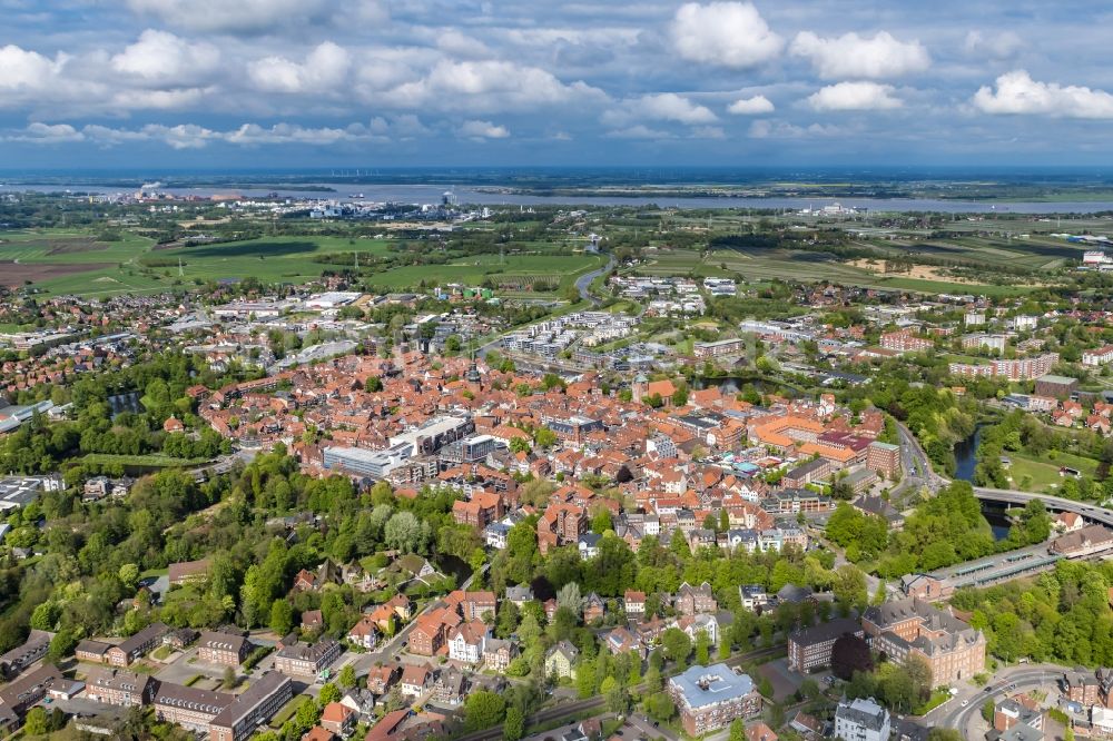 Stade aus der Vogelperspektive: Stadtzentrum im Innenstadtbereich in Stade im Bundesland Niedersachsen