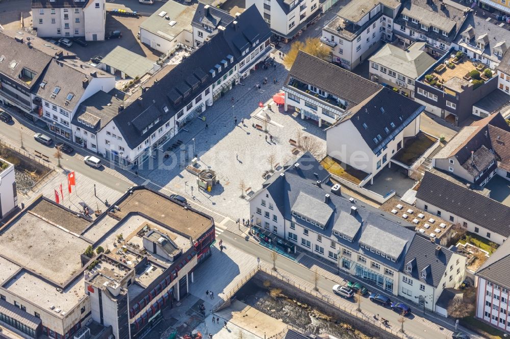 Luftaufnahme Meschede - Stadtzentrum im Innenstadtbereich am Von-Stephan-Platz in Meschede im Bundesland Nordrhein-Westfalen, Deutschland