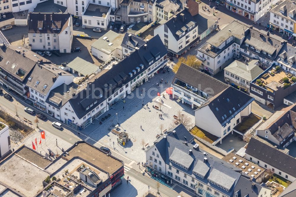 Meschede von oben - Stadtzentrum im Innenstadtbereich am Von-Stephan-Platz in Meschede im Bundesland Nordrhein-Westfalen, Deutschland