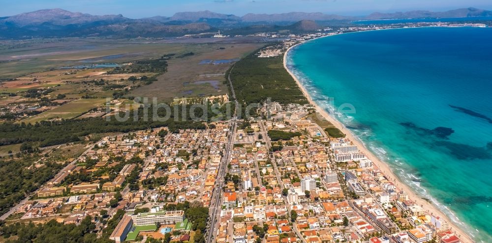 Can Picafort aus der Vogelperspektive: Stadtzentrum im Innenstadtbereich Strandufer Passeig Enginyer Antoni Garau in Can Picafort in Balearische Insel Mallorca, Spanien