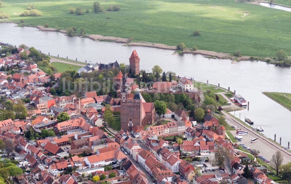 Tangermünde aus der Vogelperspektive: Stadtzentrum im Innenstadtbereich in Tangermünde im Bundesland Sachsen-Anhalt