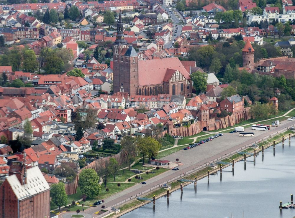 Luftaufnahme Tangermünde - Stadtzentrum im Innenstadtbereich in Tangermünde im Bundesland Sachsen-Anhalt