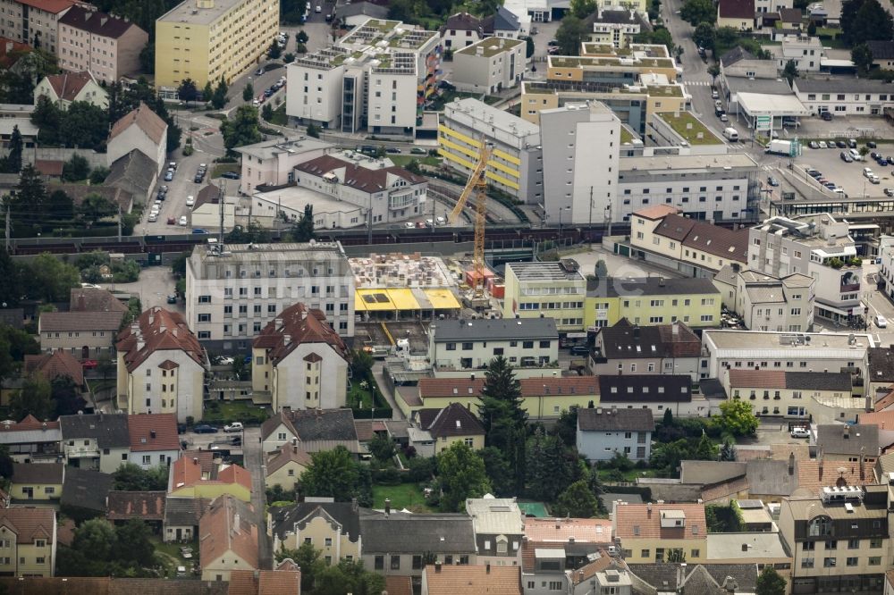 Tulln an der Donau von oben - Stadtzentrum im Innenstadtbereich in Tulln an der Donau in Niederösterreich, Österreich