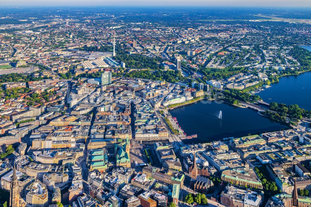 Luftbild Hamburg - Stadtzentrum im Innenstadtbereich am Ufer der Alster in Hamburg, Deutschland