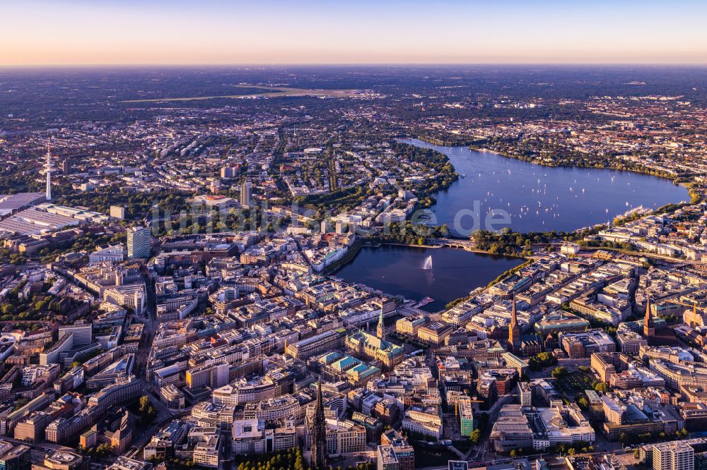 Hamburg von oben - Stadtzentrum im Innenstadtbereich am Ufer der Alster in Hamburg, Deutschland