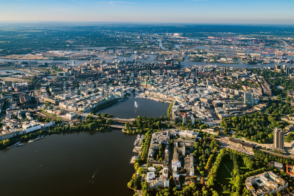 Hamburg aus der Vogelperspektive: Stadtzentrum im Innenstadtbereich am Ufer der Alster in Hamburg, Deutschland