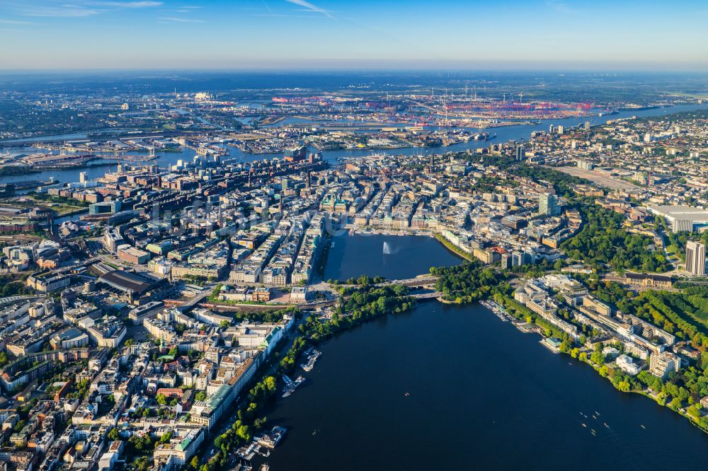 Luftbild Hamburg - Stadtzentrum im Innenstadtbereich am Ufer der Alster in Hamburg, Deutschland