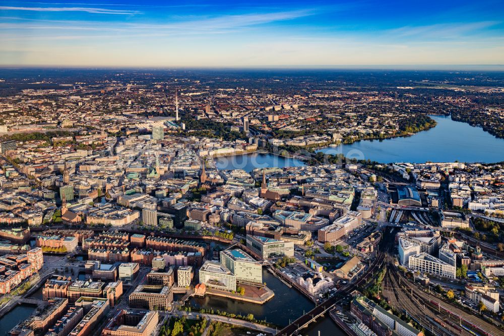 Hamburg von oben - Stadtzentrum im Innenstadtbereich am Ufer der Alster in Hamburg, Deutschland