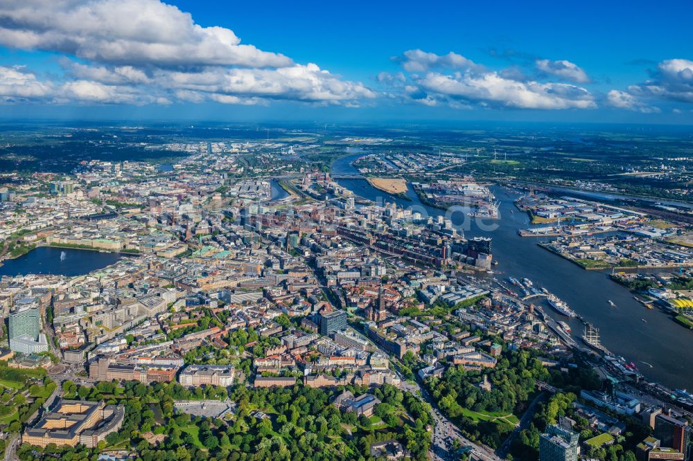 Luftbild Hamburg - Stadtzentrum im Innenstadtbereich am Ufer der Alster in Hamburg, Deutschland