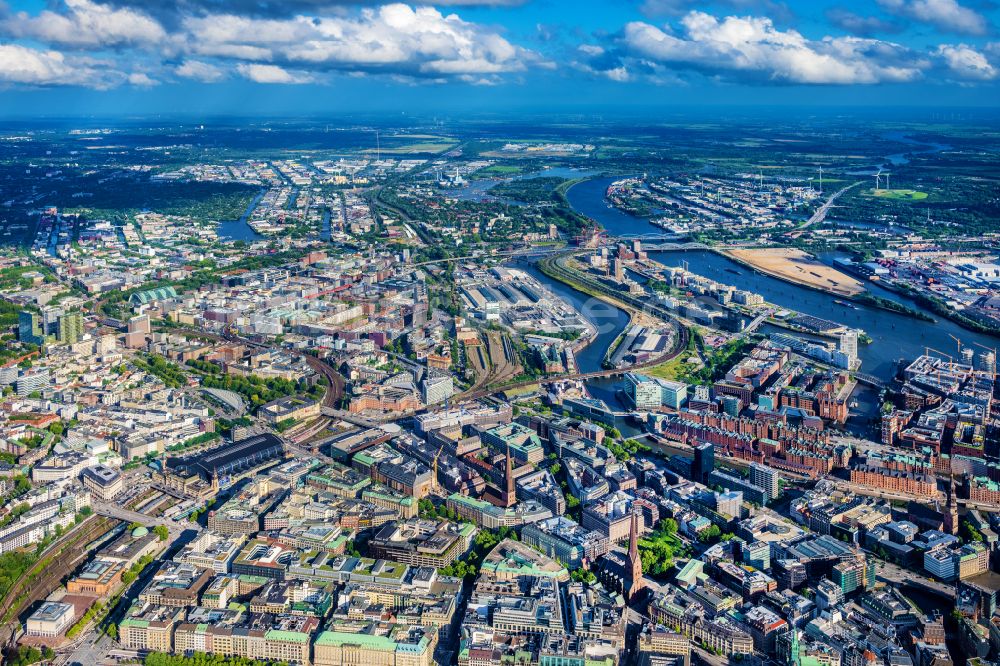 Hamburg von oben - Stadtzentrum im Innenstadtbereich am Ufer der Alster in Hamburg, Deutschland