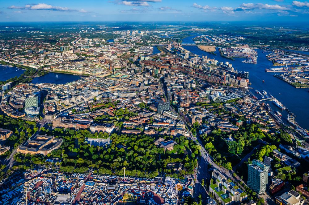 Hamburg aus der Vogelperspektive: Stadtzentrum im Innenstadtbereich am Ufer der Alster in Hamburg, Deutschland