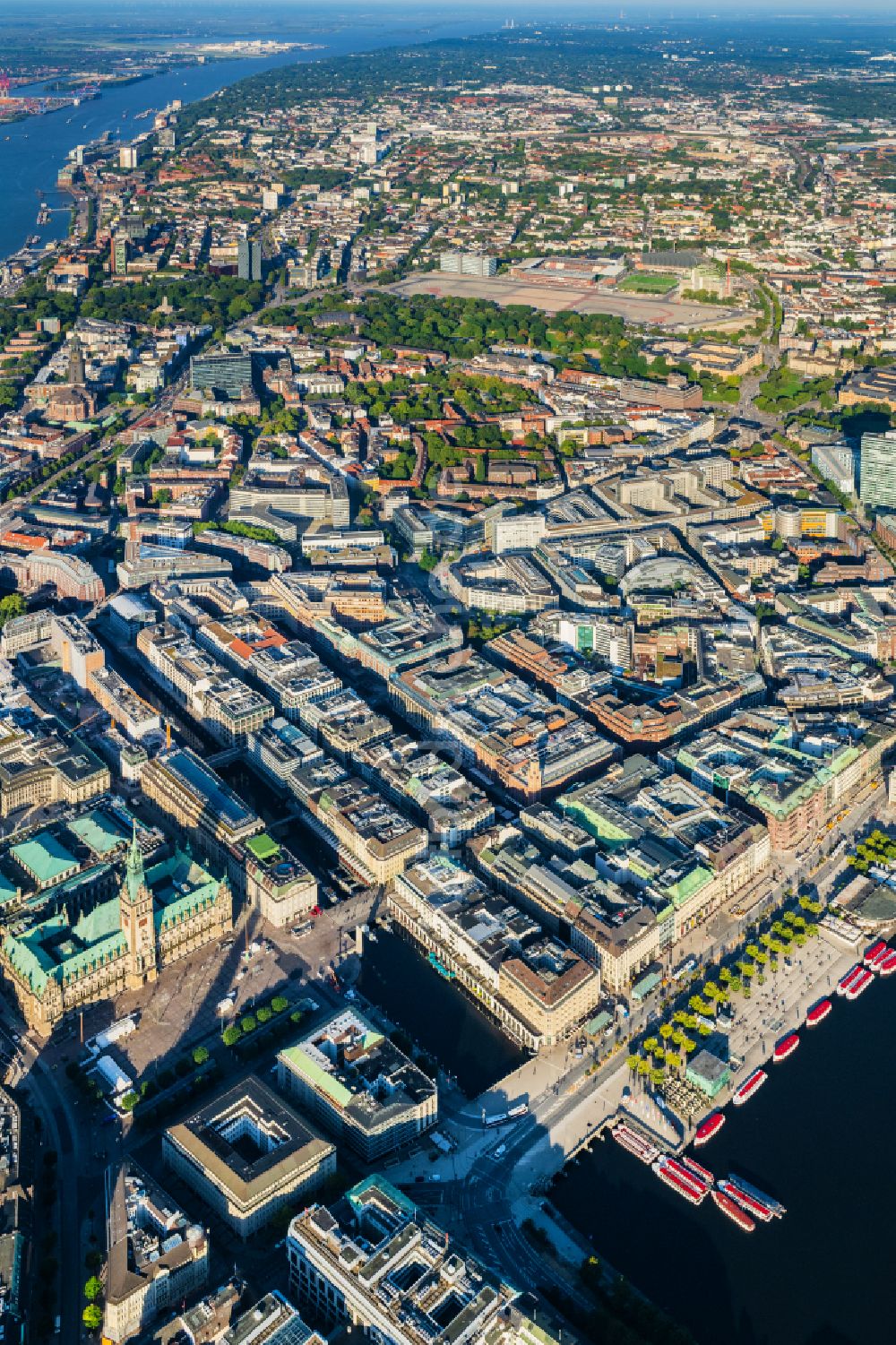 Hamburg von oben - Stadtzentrum im Innenstadtbereich am Ufer der Alster in Hamburg, Deutschland