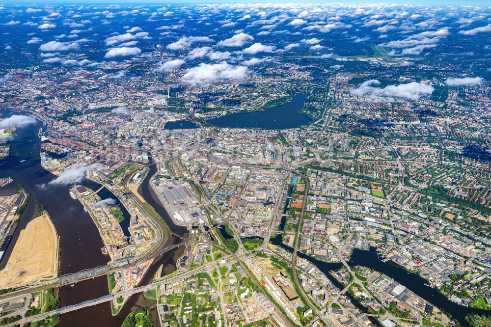 Luftaufnahme Hamburg - Stadtzentrum im Innenstadtbereich am Ufer der Alster in Hamburg, Deutschland