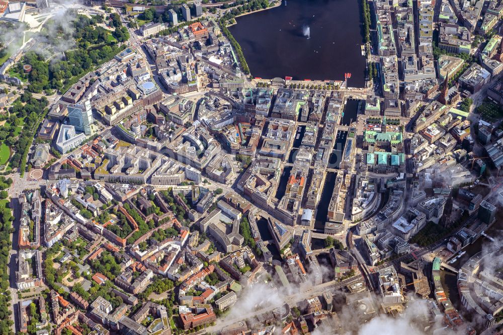 Hamburg von oben - Stadtzentrum im Innenstadtbereich am Ufer der Alster in Hamburg, Deutschland