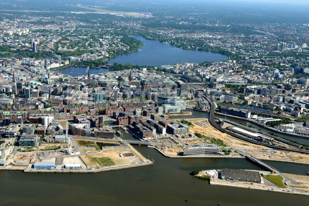 Hamburg von oben - Stadtzentrum im Innenstadtbereich am Ufer des Flußverlaufes der Außenalster und der Elbe in Hamburg