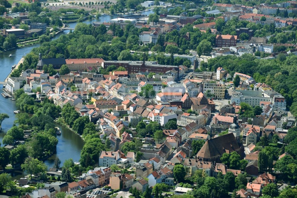 Brandenburg an der Havel von oben - Stadtzentrum im Innenstadtbereich am Ufer des Flußverlaufes der Brandenburger Niederhavel in Brandenburg an der Havel im Bundesland Brandenburg, Deutschland