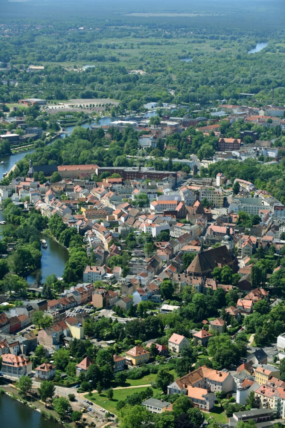 Brandenburg an der Havel aus der Vogelperspektive: Stadtzentrum im Innenstadtbereich am Ufer des Flußverlaufes der Brandenburger Niederhavel in Brandenburg an der Havel im Bundesland Brandenburg, Deutschland