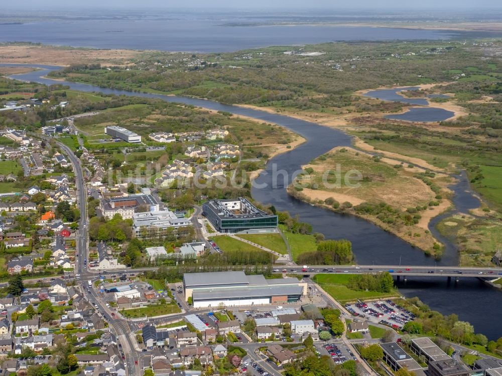 Galway aus der Vogelperspektive: Stadtzentrum im Innenstadtbereich am Ufer des Flußverlaufes Corrib in Galway in Galway, Irland