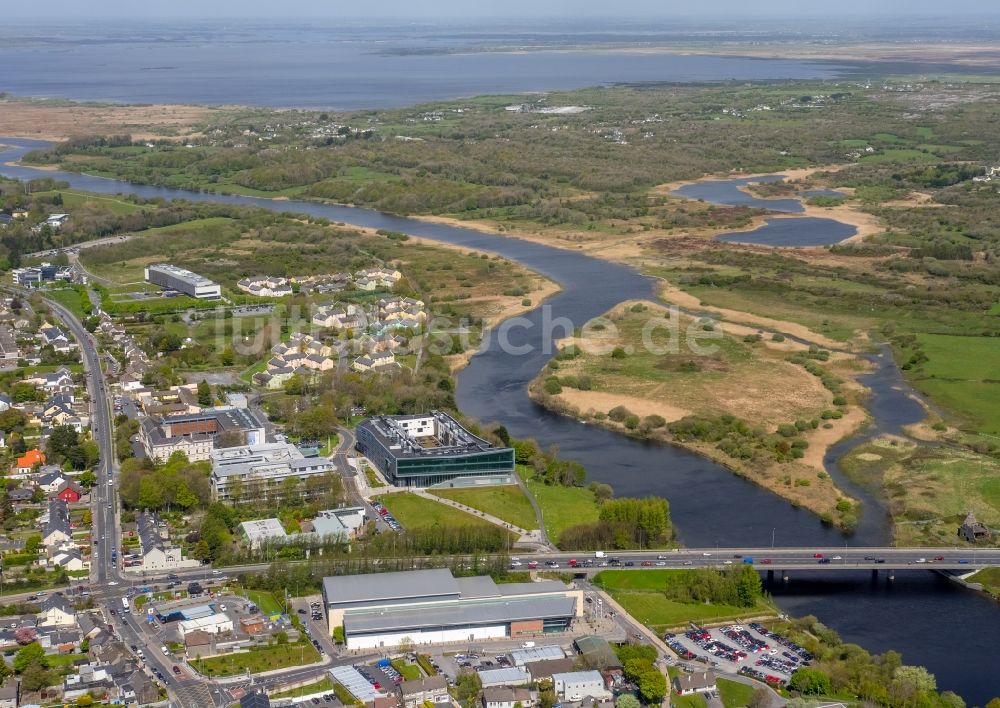 Luftbild Galway - Stadtzentrum im Innenstadtbereich am Ufer des Flußverlaufes Corrib in Galway in Galway, Irland