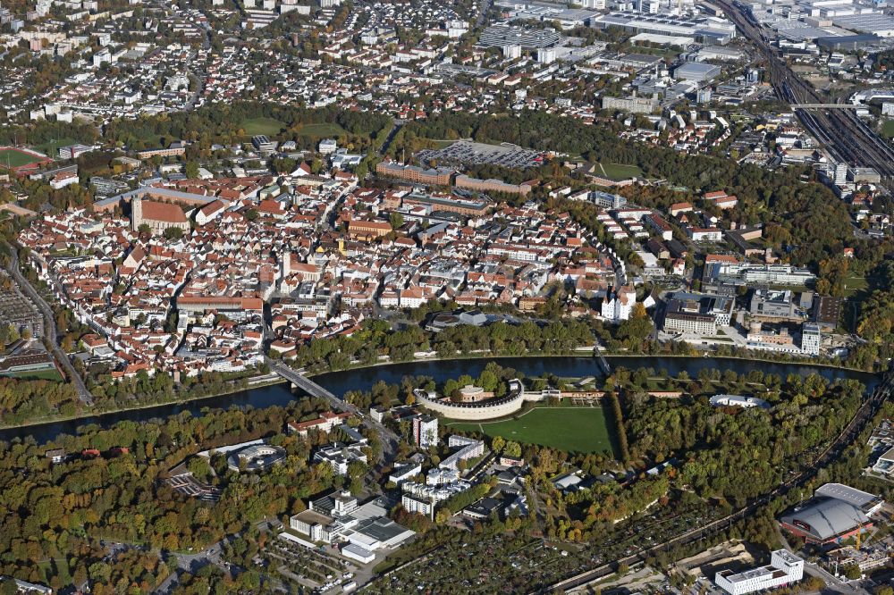Luftbild Ingolstadt - Stadtzentrum im Innenstadtbereich am Ufer des Flußverlaufes der Donau in Ingolstadt im Bundesland Bayern, Deutschland