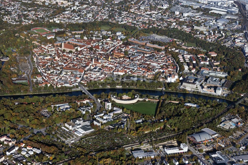 Luftaufnahme Ingolstadt - Stadtzentrum im Innenstadtbereich am Ufer des Flußverlaufes der Donau in Ingolstadt im Bundesland Bayern, Deutschland