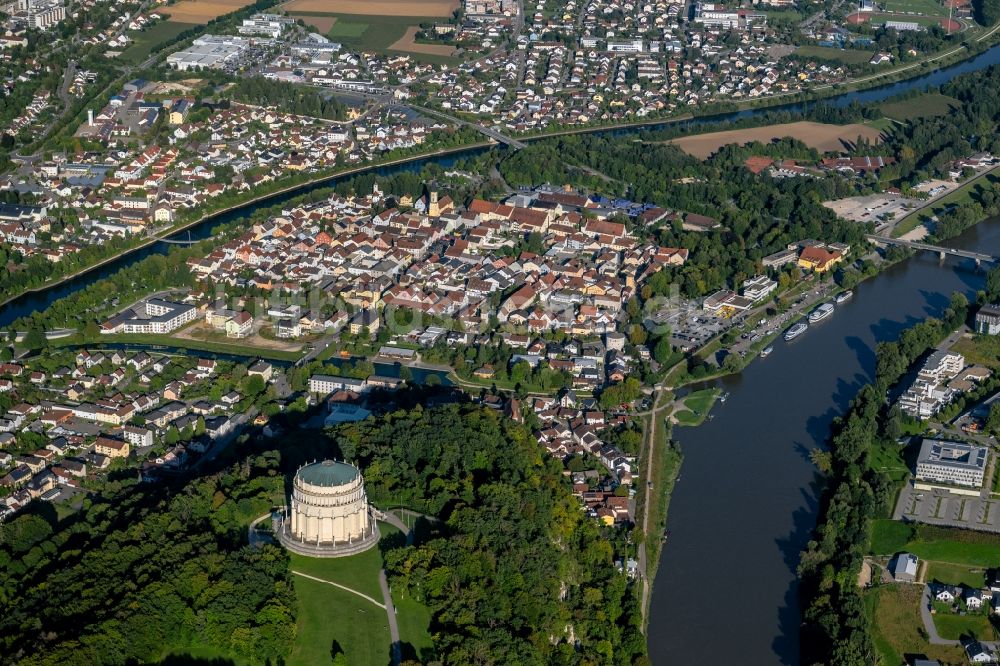 Kelheim aus der Vogelperspektive: Stadtzentrum im Innenstadtbereich am Ufer des Flußverlaufes der Donau in Kelheim im Bundesland Bayern, Deutschland