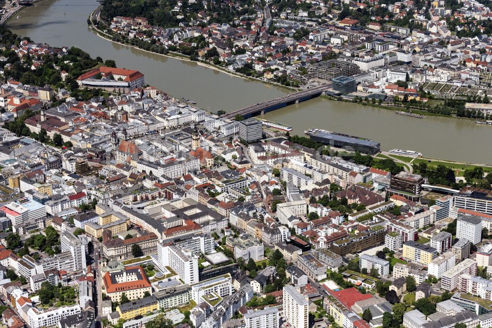 Linz Aus Der Vogelperspektive Stadtzentrum Im Innenstadtbereich Am Ufer Des Flu Verlaufes Der