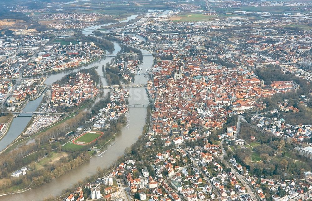 Luftaufnahme Regensburg - Stadtzentrum im Innenstadtbereich am Ufer des Flußverlaufes der Donau in Regensburg im Bundesland Bayern, Deutschland