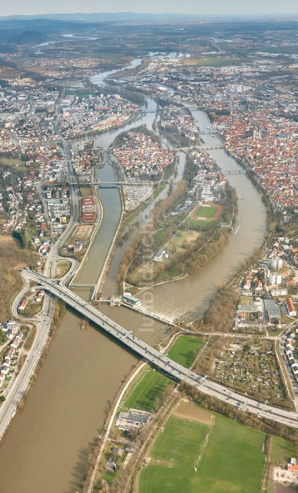 Regensburg von oben - Stadtzentrum im Innenstadtbereich am Ufer des Flußverlaufes der Donau in Regensburg im Bundesland Bayern, Deutschland