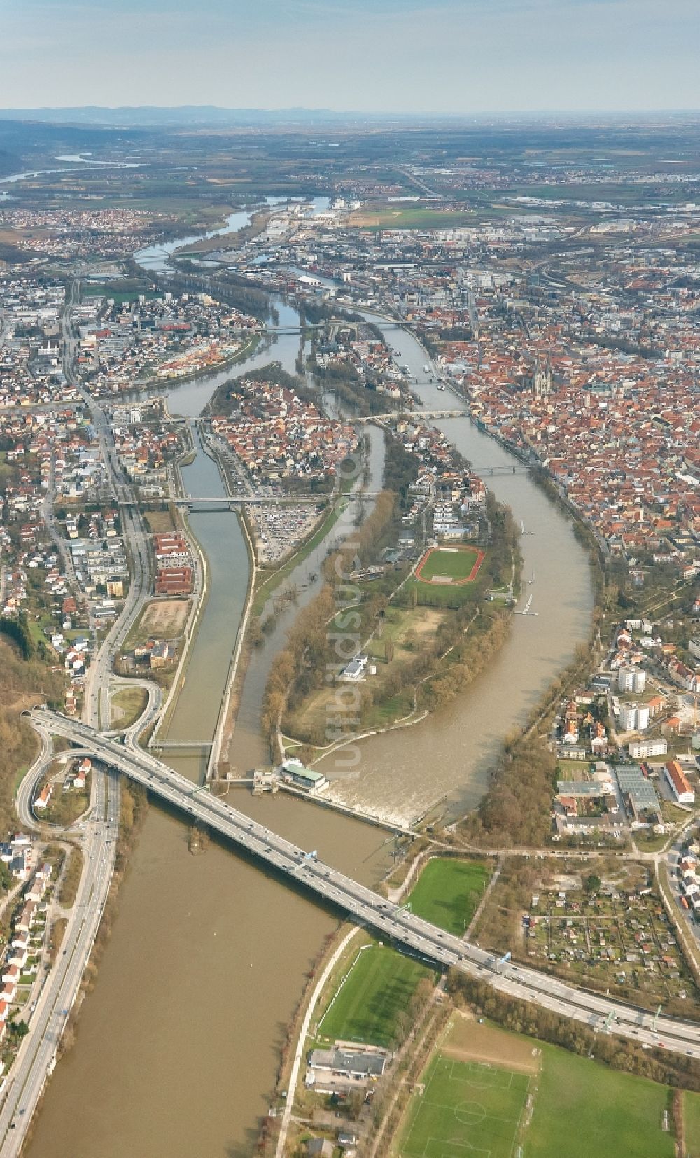 Regensburg aus der Vogelperspektive: Stadtzentrum im Innenstadtbereich am Ufer des Flußverlaufes der Donau in Regensburg im Bundesland Bayern, Deutschland