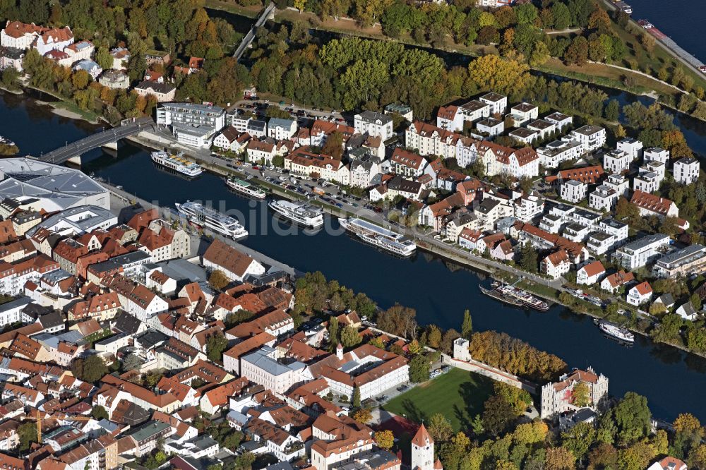 Luftbild Regensburg - Stadtzentrum im Innenstadtbereich am Ufer des Flußverlaufes Donau in Regensburg im Bundesland Bayern, Deutschland