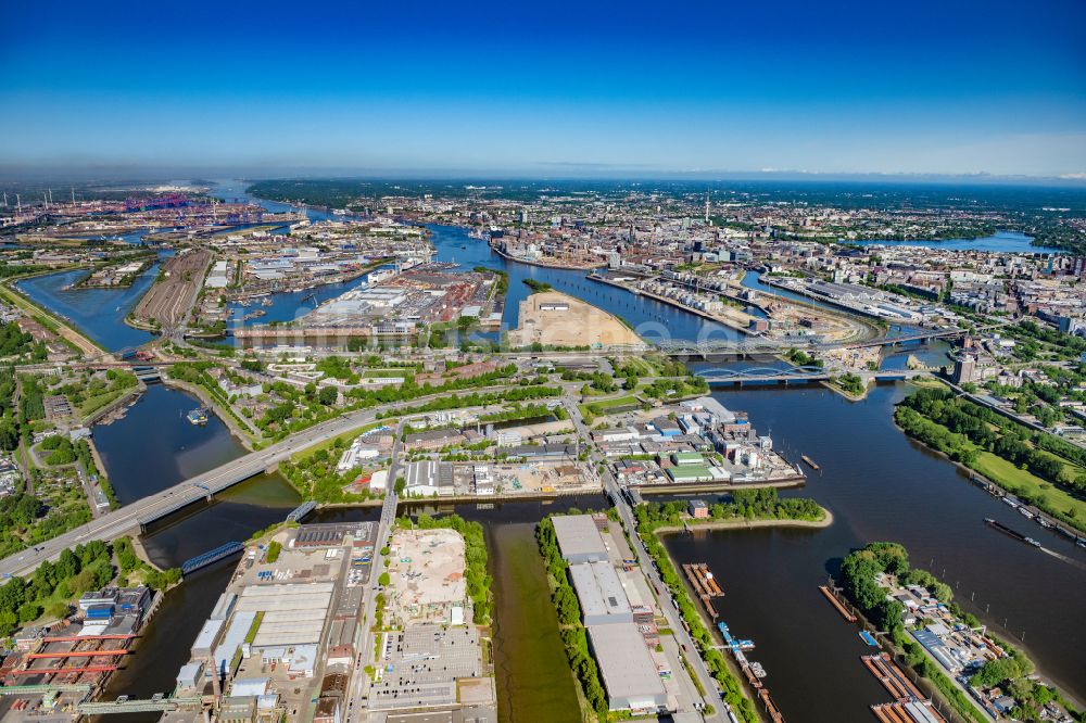 Hamburg von oben - Stadtzentrum im Innenstadtbereich am Ufer des Flußverlaufes Elbe am Brückenbauwerk der Elbbrücken - Norderelbbrücke - Freihafenelbbrücke in Hamburg, Deutschland