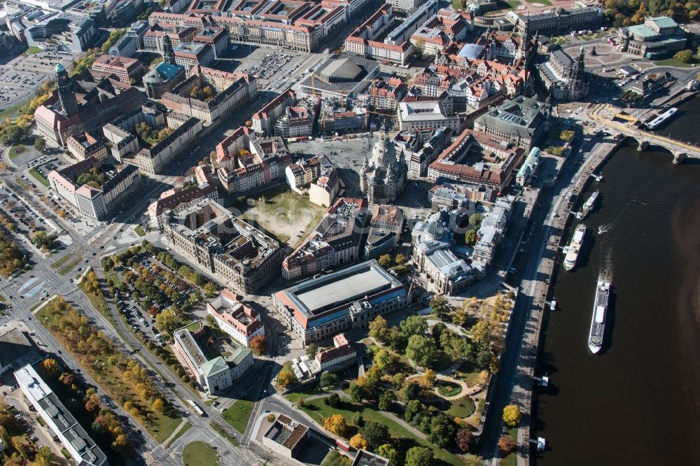 Dresden von oben - Stadtzentrum im Innenstadtbereich am Ufer des Flußverlaufes der Elbe in Dresden im Bundesland Sachsen, Deutschland