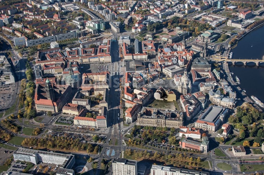 Dresden aus der Vogelperspektive: Stadtzentrum im Innenstadtbereich am Ufer des Flußverlaufes der Elbe in Dresden im Bundesland Sachsen, Deutschland