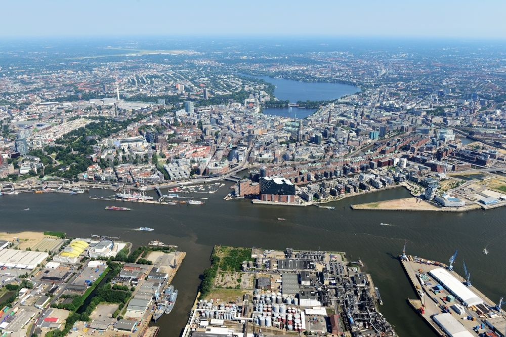 Luftbild Hamburg - Stadtzentrum im Innenstadtbereich am Ufer des Flußverlaufes der Elbe mit der Elbphilharmonie in Hamburg