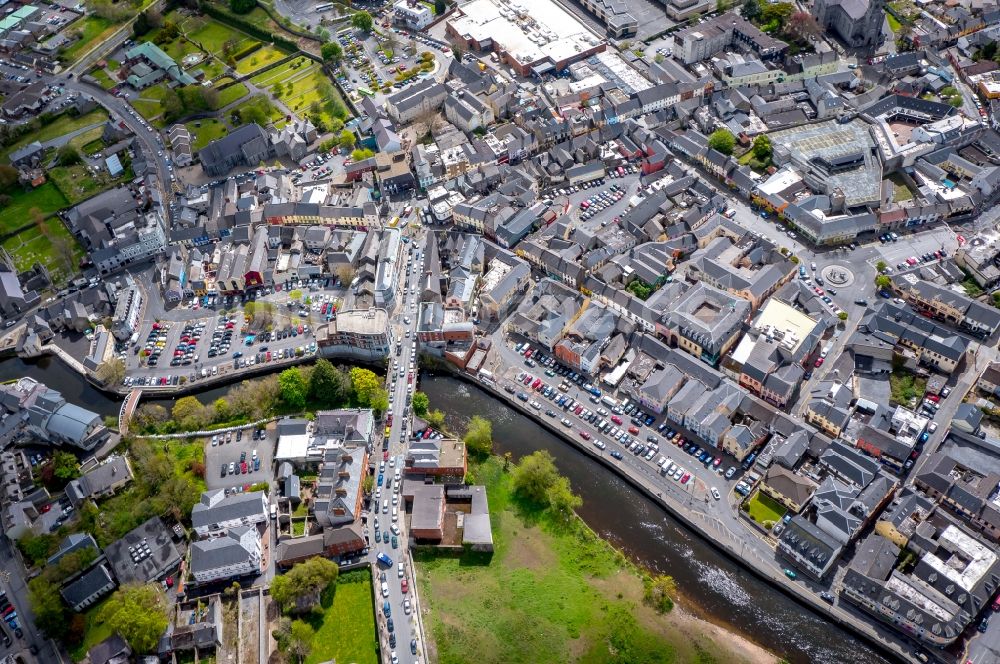 Luftbild Ennis - Stadtzentrum im Innenstadtbereich am Ufer des Flußverlaufes Fergus River in Ennis in Clare, Irland